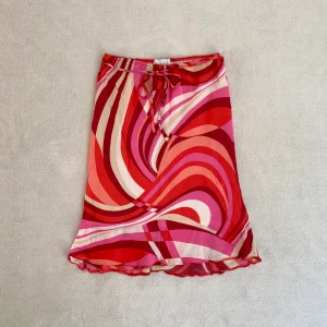 Mönstrad kjol - Midikjol i unikt mönster med knytning i midjan, från märket Xanaka! Fråga om mått 💘