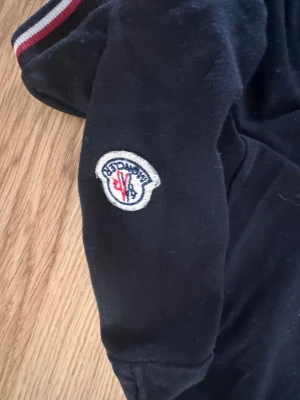 Moncler T-shirt - Moncler T-shirt storlek M (slim fit) så mer åt S liten M!