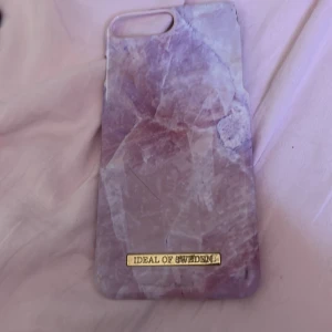 Mobilskal  - Detta mobilskal e sönder men sitter fortfarande jättebra på mobilen!☺️