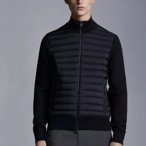 Moncler cardigan  - Jacka/cardigan från Moncler. Inköpt på butiken i Stockholm och kvitto finns. Storlek XL men passar L, jag har alltid själv L.   I butiken kallas den för ”Padded Cotton Cardigan”