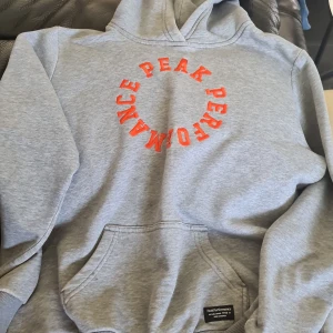 Peak performance hoodie - Peak performance hoodir i bra skick men lite smutsig 