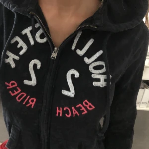 Hollister kofta  - Säljer denna i XS. I bra skick. 