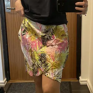 Fin mini kjol, perfekt för sommaren. Storlek 44.