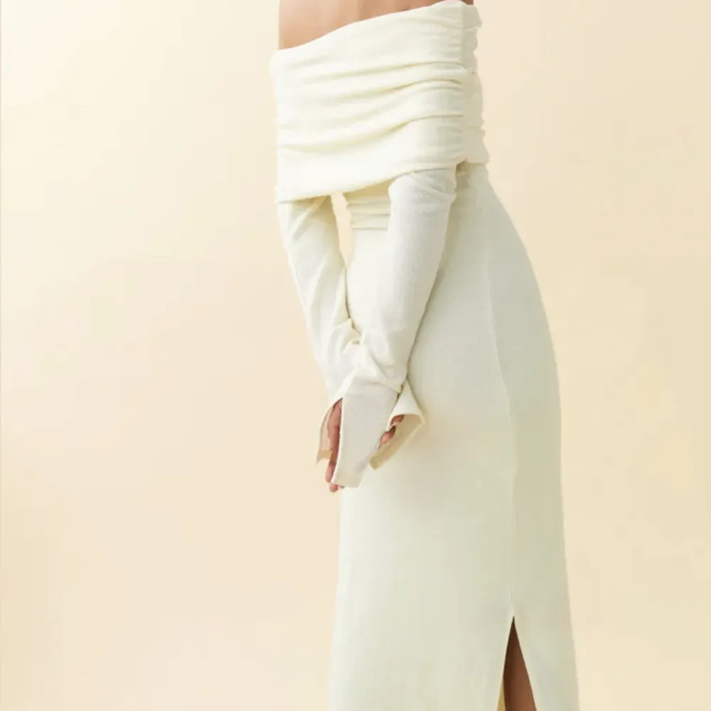 INTRESSEKOLL på min helt underbara vita klänning från Gina tricot. Denna klänning är så fin men kommer tyvärr inte till användning. Den är väldigt populär och är slutsåld i många storlekar( nypris 600) . Klänningar.