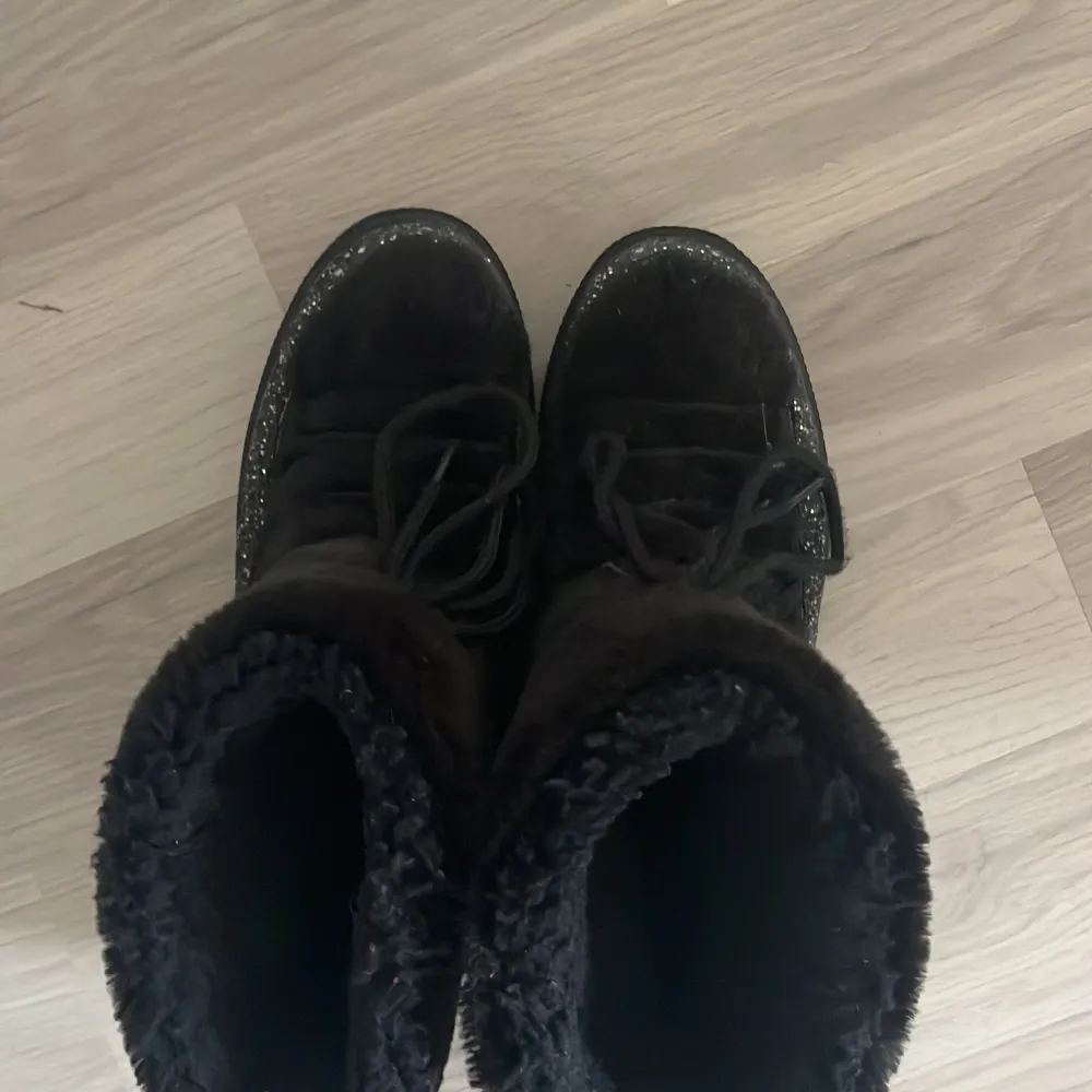 Fina vinter skor liknande inukkis, köpt från colors of california för ungefär 1000. Bara använda fåtal gånger.. Skor.