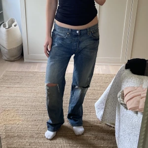 Levis 501 - Skitsnygga Levis 501🤍 Sitter lite baggy på mig som normalt sett har 36 i jeans! W33 L32