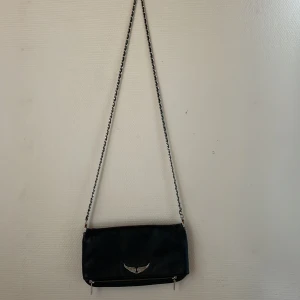 Mellan/stor Zadig & Voltaire väska - Jag säljer denna väskan pågrund av att den inte har kommit till användning! Fint skick. Köpt från Zalando nypris-3265 kr, mitt pris-1600 kr.