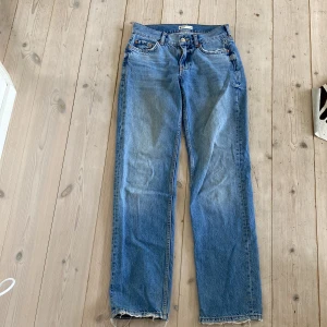 Low waist straight jeans från Gina Tricot - Jag säljer mina low waist jeans från Gina Tricot, köpta för något år sen. Jag säljer dom för att dom inte passar mig längre. Jag har använt dom flertal gånger men har inga hål eller så. Jag köpte dom för 500kr men säljer dom för 250kr❤️Hör av er för frågor