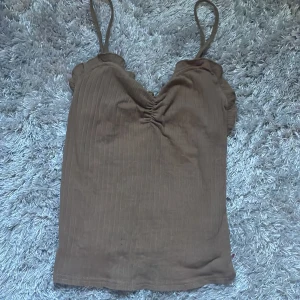 Brunt linne🤎 - Ett fint stretchit linne som är i fint och bra skick. Linnet har använts få antal gånger❤️ Om du letar efter basic linnen så är dethär ett bra val😁
