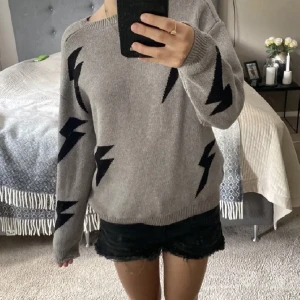 Tröja - Säljer denna tröja ifrån SHEIN som endas är använd förtal gånger. Inga tecken på användning och i nyskick. Köparen står för frakten💕