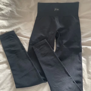 Träningstights - Helt nya och oanvända seamless tights från bo+tee. Resår baktill som framhäver rumpan.