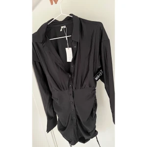 Klänning - Med prislappar kvar