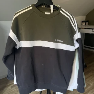 Vintage sweatshirt  - En äkta adidas vintage sweatshirt som var för liten för min smak men supercool ändå! Beställd från sidan Domino Vintage! Endast provad och lappen är kvar! Tröjan hade en fläck på sig när jag fick hem den därav lite billigare pris!