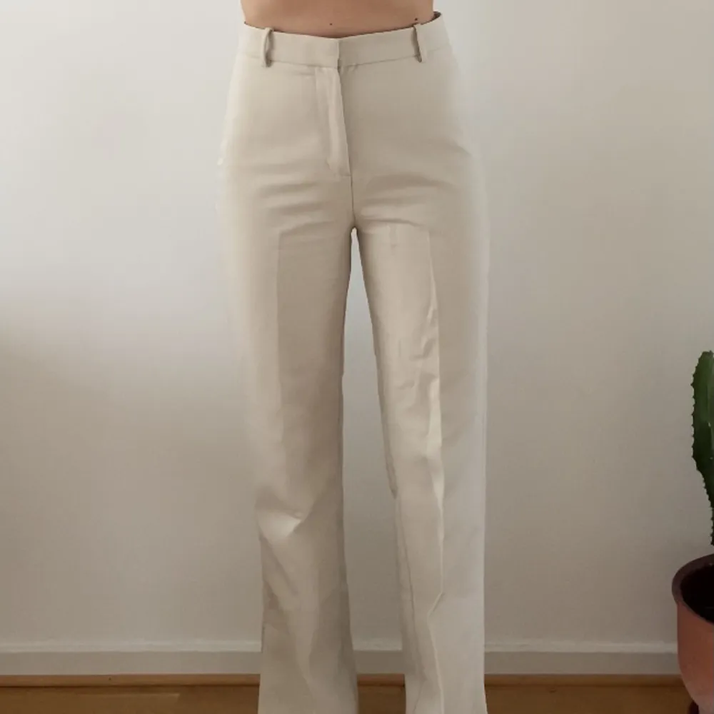 Kostymbyxor i perfekt skick, skriv för prisförslag 🧡 jag är 167cm för referens. . Jeans & Byxor.