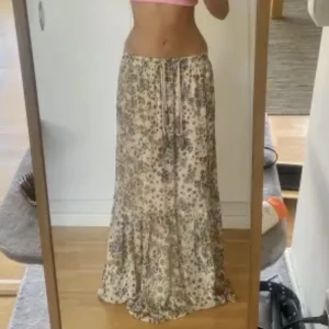 Lång maxi kjol zara  - Maxi långkjol från Zara! Blommig. 