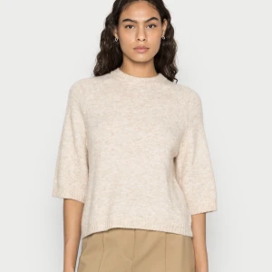 Soft rebels stickad trekvartsärm - Stickad trekvartsärms tröja från softa rebels. Köpt här på plick men gillade den inte på mig💖