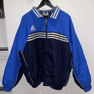 Vintage adidas jacka  - Vintage adidas jacka från 80-talet i mycket bra skick. Säljer för den inte kommer till användning. Jackan är storlek XXL men sitter bara lite oversized på mig som brukar ha M.