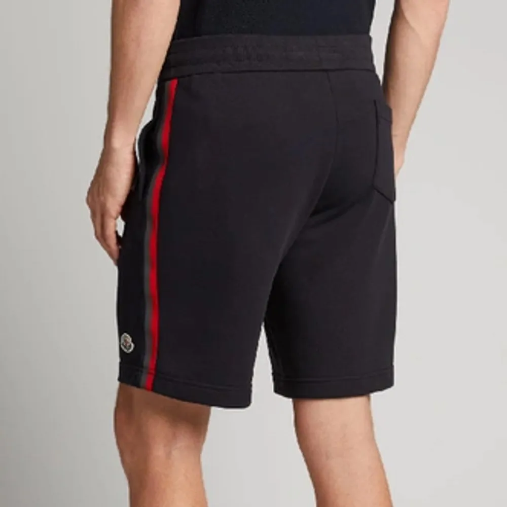 Marinblå shorts från Moncler i storlek XS. Lite solblekta framtill!  Nypris 3 390 kr. 🤗. Shorts.