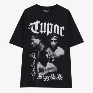 Säljer denna Tupac t-shirt ifrån Pull&Bear då den ej kommer till användning.  Tröjan är ändast använd två gånger och är precis som ny 😻
