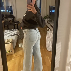 Vida jeans från JUNKYARD  - Vida ljusblå jeans från Junkyard. För små för mig därav sälj. Knappt använda. Jättefint skick. Storlek 27 i midja. Är normalt sett 36/38 i jeans. 