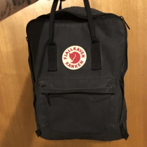 Fjällräven ryggsäck M - Mellan/ stor Mycket bra skick   Om du vill kan du få med något som jag säljer gratis runt 100kr