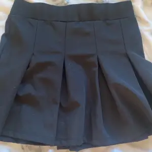 En svart kjol från lager 157, säljer för använder aldrig och den var för stor för mig 