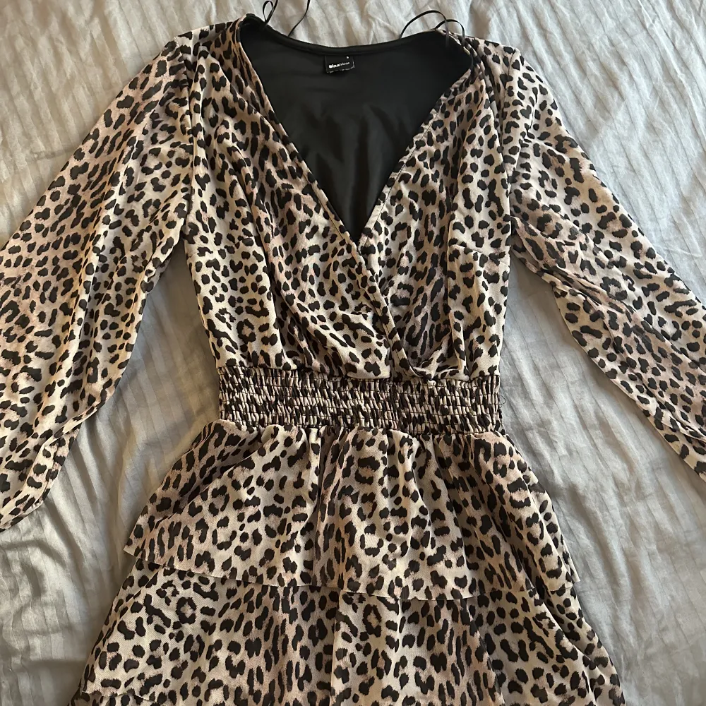 Superfin, kort leopard-mönstrad klänning i storlek S. Oanvänd. 100kr!❣️. Klänningar.