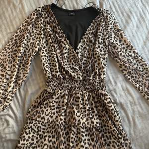Superfin, kort leopard-mönstrad klänning i storlek S. Oanvänd. 100kr!❣️