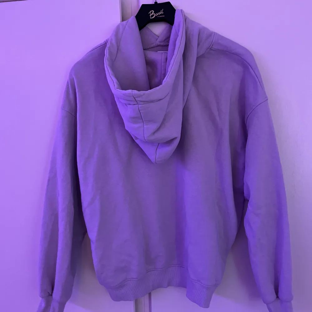 Lila hoodie i bra skick men använd💜. Hoodies.