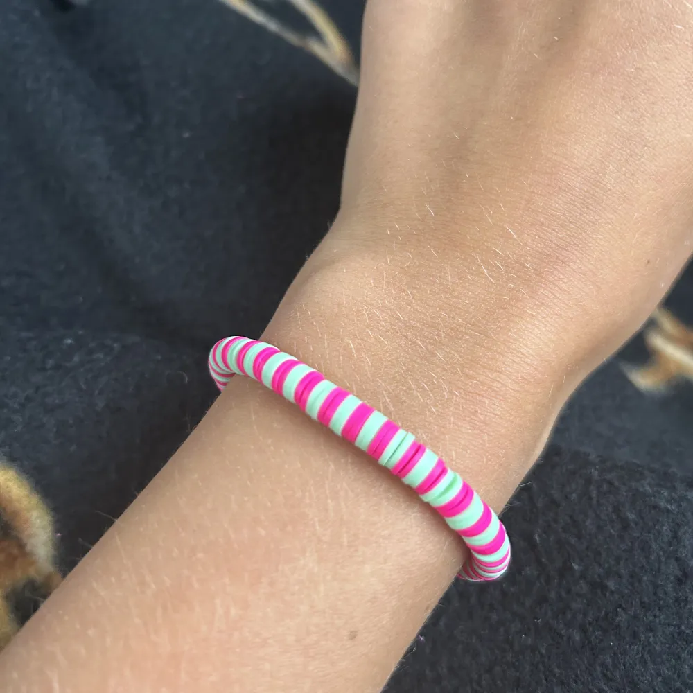 Ett rosa/grönt armband i storlek s. Skickas samma dag som man köper! Använd gärna köp nu knappen. Vill ni ha en annan färg eller model är det bara att skriva så löser vi! 💗. Accessoarer.