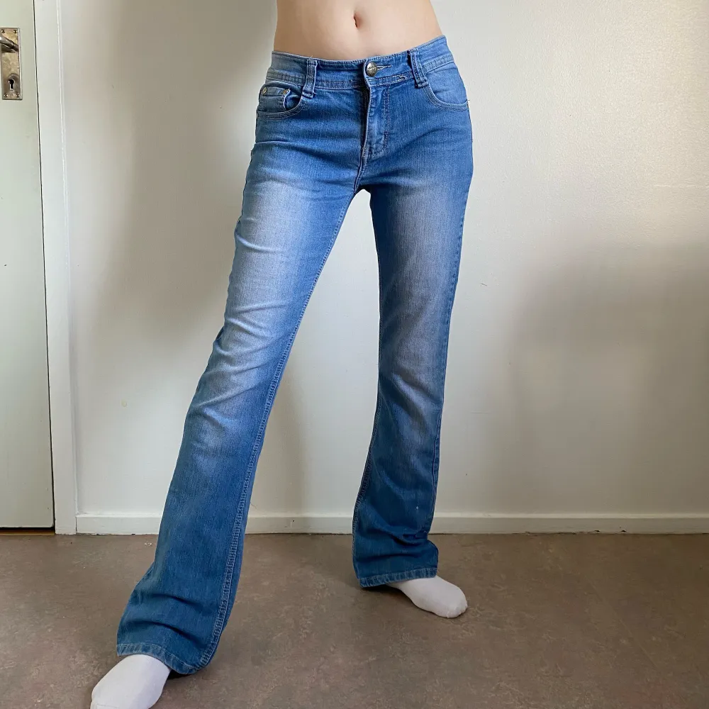 As gulliga lågmidjade jeans med utsvängda ben 💗🥺 Kom privat vid era funderingar <3~ frakt 29kr. Jeans & Byxor.