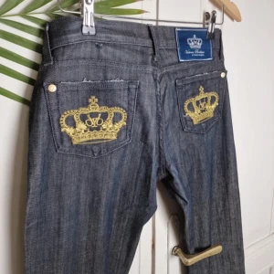 Victoria Beckham jeans  - Säljer dessa ascoola Victoria Beckham jeans🤩 Lågmidjade och bootcut!! Så snygga🤩 w27, och är för små på mig, så tyvärr inga bilder på! 🫶🏼 passar nog 34-36 bäst! Midja: ca 84 cm, höft: ca 98 cm, Innerbenslängd: ca 92 cm (passar långa!) 🙏