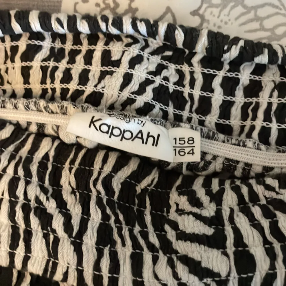 Säljer den här korta kjolen från Kappahl med zebra mönster på. Den är i storlek 158/164 och har använt några gånger men det är i superfint skick och jättefin💓. Kjolar.