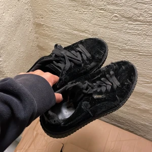 Skor - puma - Sneakers i sammet, Rihannas kollektion. Skorna har blivit lite avskavda på en del ställen, därav priset. 