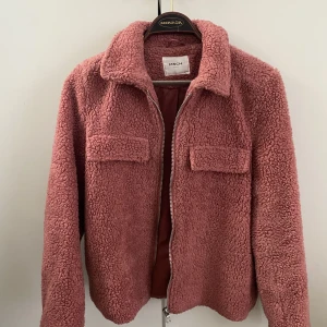 Cool höstjacka från MSCH - Rosa fluffig jacka från MSCH Copenhagen i toppenskick, storlek 34