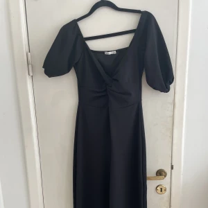 Svart Byxdress - Galet snygg byxdress, den är V-ringad och har biffiga armar. I väldigt fint skick då den inte kommer till användning, eftersom den är lite liten på mig.