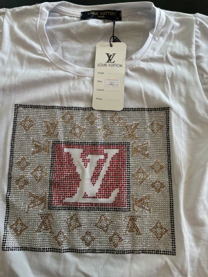 Louis vuttion t-shirt - Helt oanvänd med prislappen på storlek S 