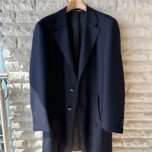 Midnattsblå Canali enkelknäppt kappa (3 knappar), 100% ull, lårlängd. Aldrig använd !!! Nypris ca 25.000 kr