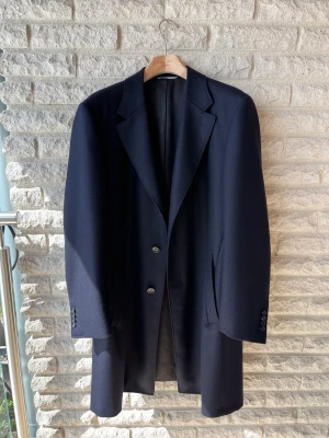 Canali enkelknäppt kappa - Midnattsblå Canali enkelknäppt kappa (3 knappar), 100% ull, lårlängd. Aldrig använd !!! Nypris ca 25.000 kr