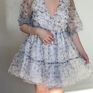 Klänning  - Helt ny, med prislappen kvar. Jättesöt klänning med lyxigt material