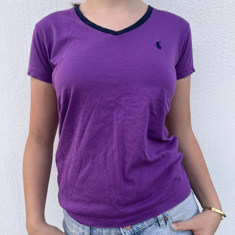 Snygg, stilren, lila T-Shirt från Ralph Lauren. T-shirts.
