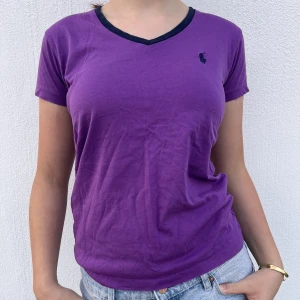 Ralph Lauren T-Shirt - Snygg, stilren, lila T-Shirt från Ralph Lauren