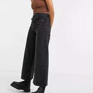 Mörkgrå / svarta tvättade jeans från reclaimed vintage, köpta på Asos. Croppade på längden. Är lite fransade nedtill, men knappt använda så i övrigt mycket bra skick💓