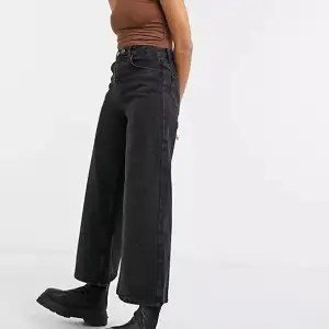 Mörkgrå / svarta tvättade jeans från reclaimed vintage, köpta på Asos. Croppade på längden. Är lite fransade nedtill, men knappt använda så i övrigt mycket bra skick💓