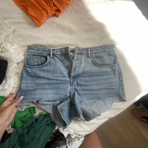 Jeansshorts - Fina jeansshorts, jag har 38 och dem passar mig 