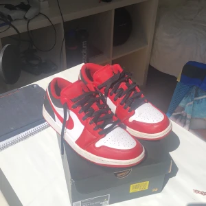 Jordan 1 low bulls - Knappt använda Nypris:1300 Pris kan sänkas vid snabb affär