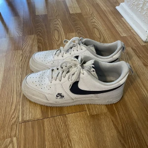 Nike Air Force - Säljer för bra pris då jag har tröttnat på dem och inte vill ha kvar dem längre!
