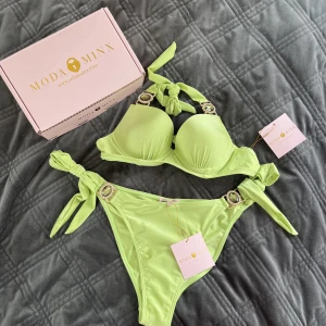 Moda Minx Bikini Helt ny  - Helt ny oanvänd bikini från Moda Minx med låda och påse. Överdel i storlek S (push up) och underdel i storlek M men passar S-L eftersom den går att justera med knyte