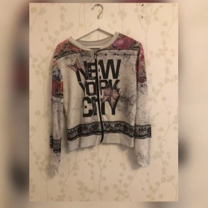 Snygg men Använd Jacka  - Snygg jacka i använt skick. Lite knottrig på sina ställen pga tvätt, annars fint skick.  