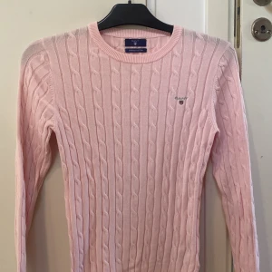 Rosa stickad GANT-tröja - Normalanvänd GANT-tröja storlek xs. Fint skick. 